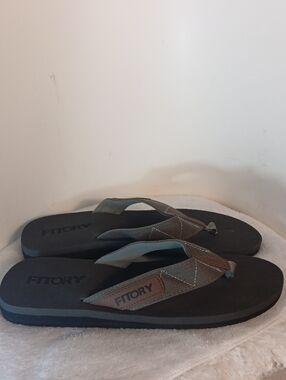 Fitory Men’s Black and Brown Comfort Flip Flops